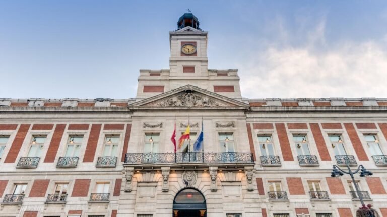 La fachada de la Real Casa de Correos