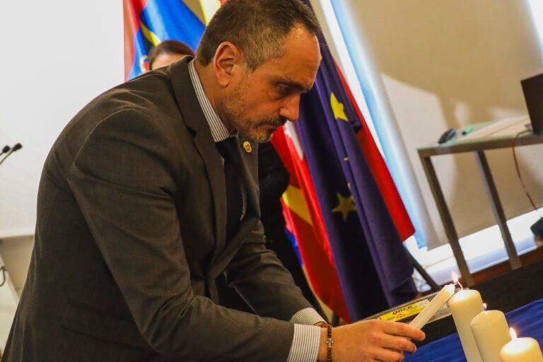 El-Ayuntamiento-de-Mostoles-ha-realizado-un-emotivo-acto-en.jpeg