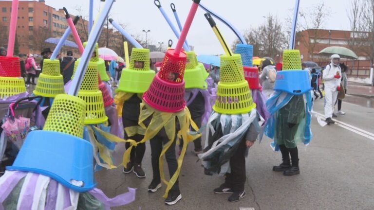 Mas-de-4600-personas-desfilan-en-el-Carnaval-de-Mostoles.jpg