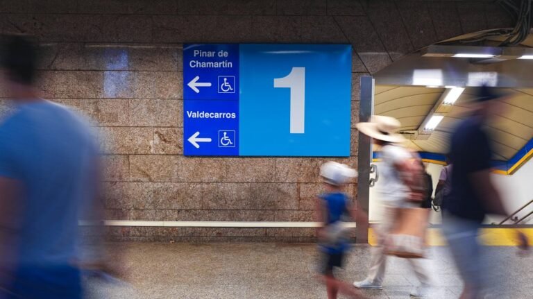 Pasillos de una estación de Metro de la línea 1