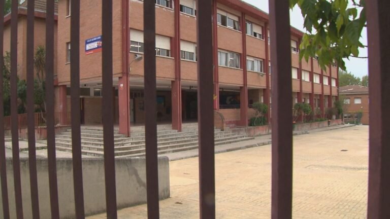 Ayudas-de-100-euros-por-alumno-en-Mostoles-para-el.jpg