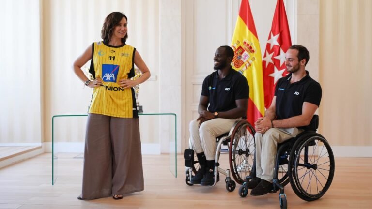 Díaz Ayuso ha recibido hoy en la Real Casa de Correos al Club Deportivo Ilunion de Baloncesto en Silla de Ruedas