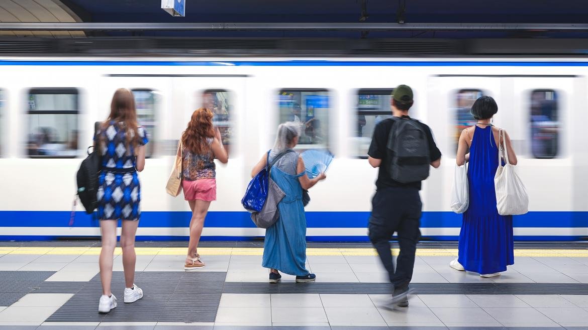 Unas personas esperando a que al vagón pare