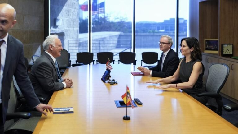 La presidenta Isabel Díaz Ayuso durante su reunión con el alcalde de Austin