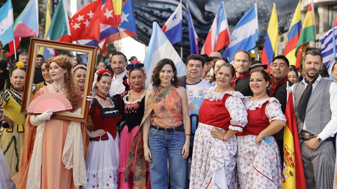 La presidenta Isabel Díaz Ayuso durante la Cabalgata de Hispanidad 2025
