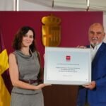 La presidenta Isabel Díaz Ayuso durante la entrega de la placa conmemorativa