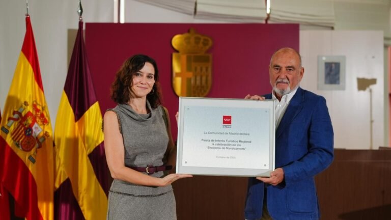 La presidenta Isabel Díaz Ayuso durante la entrega de la placa conmemorativa