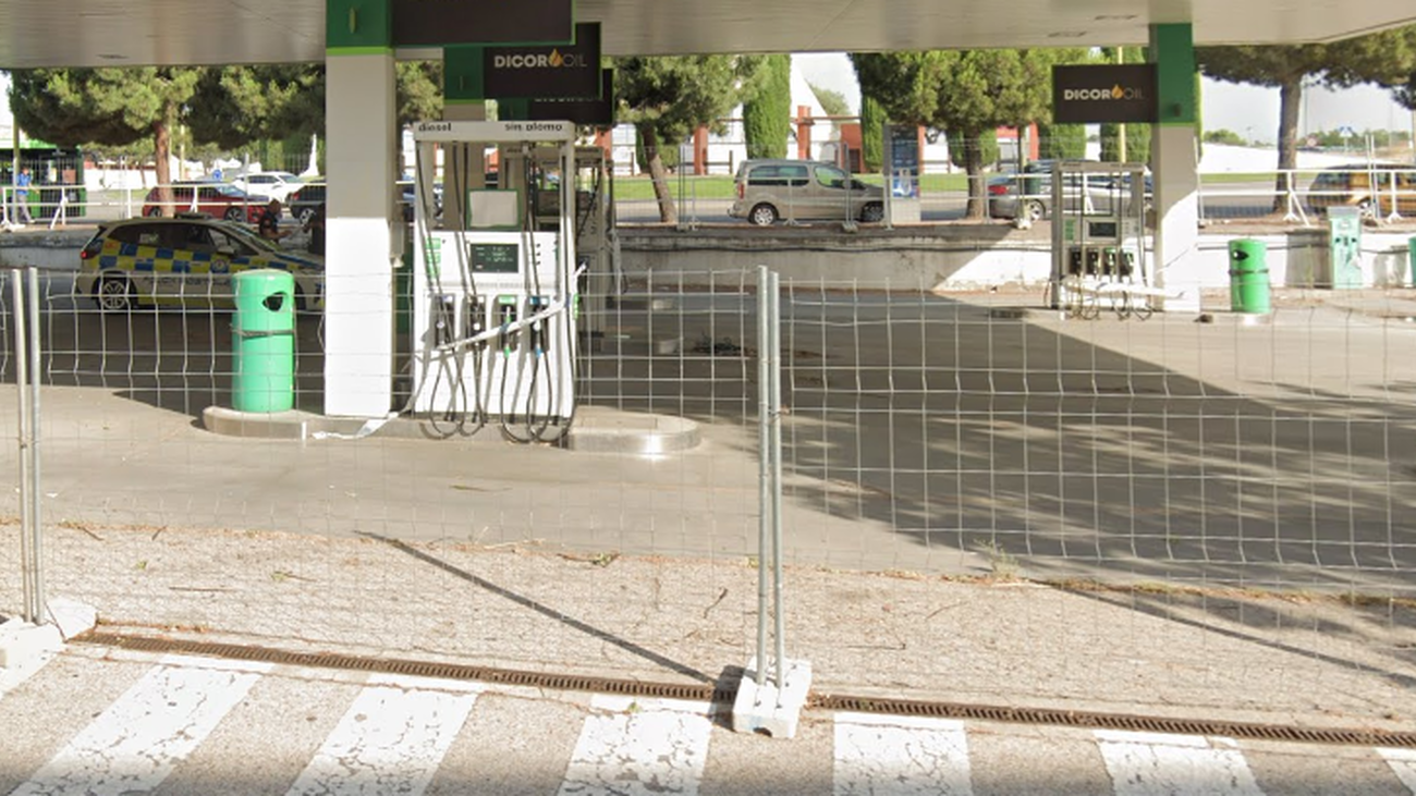 Gasolinera clausurada en la glorieta de los Jazmines de Móstoles