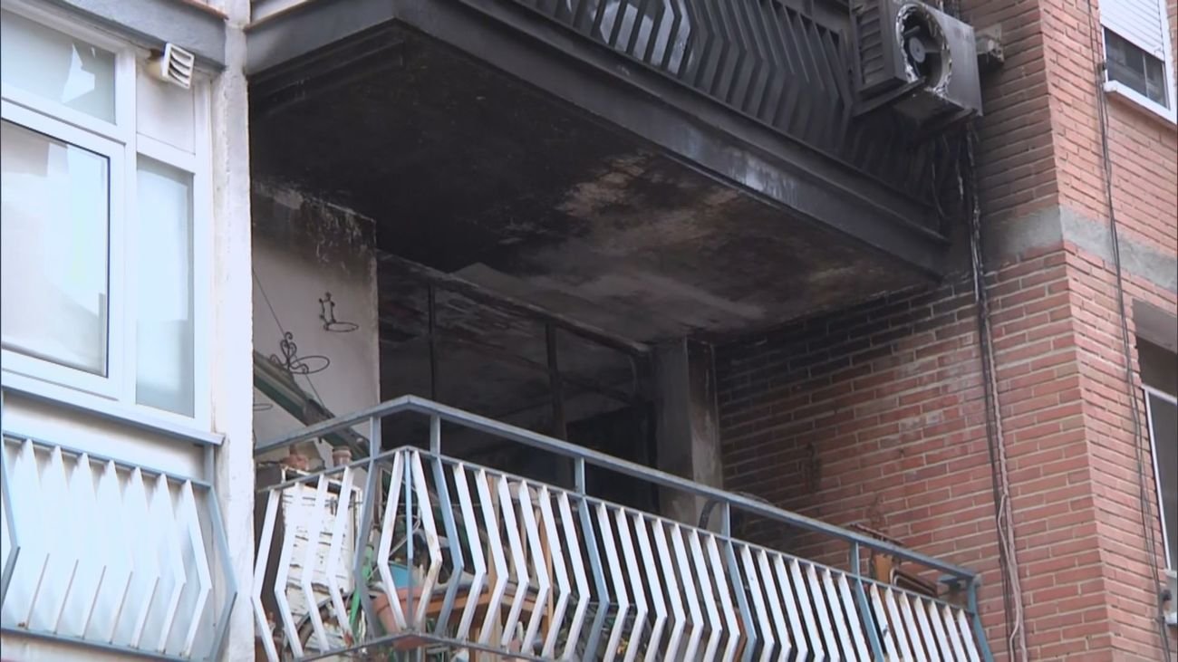Vecinos-de-vivienda-incendiada-en-Mostoles-apuntan-a-velas-como.jpg