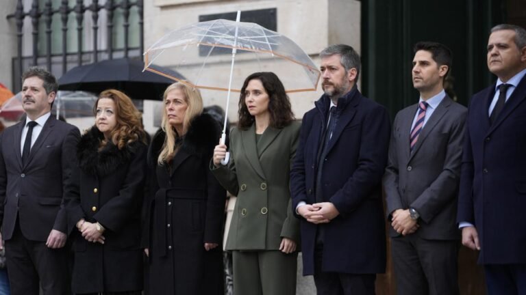 La presidenta Isabel Díaz Ayuso durante el minuto de silencio