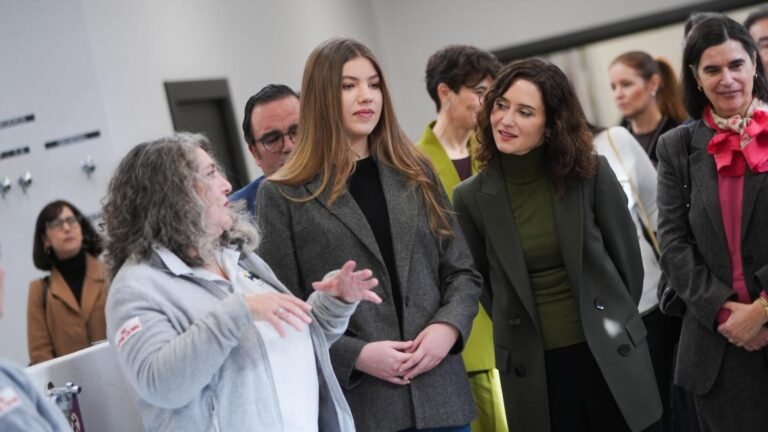 La presidenta Isabel Díaz Ayuso durante su visita al nuevo hospital