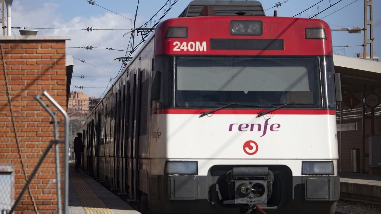 Un pasajero coge el tren en la estación de Móstoles El Soto