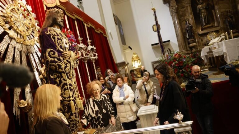 La presidenta Isabel Díaz Ayuso durante la visita