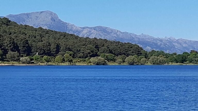 Vista de La Maliciosa desde el embalse de La Jarosa, en Guadarrama
