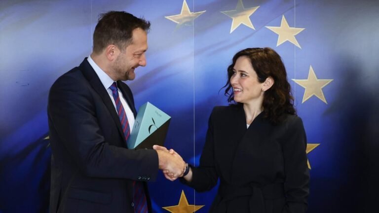 La presidenta Isabel Díaz Ayuso durante la reunión