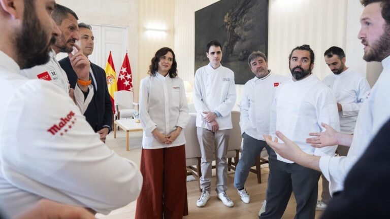 La presidenta Isabel Díaz Ayuso y los cocineros, reposteros y sumilleres madrileños premiados en Madrid Fusión