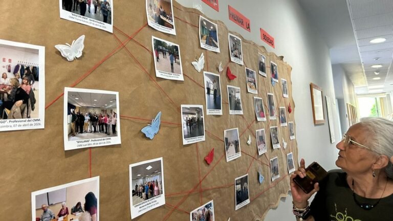 Uno de los murales con fotos de actividades en los centros de mayores de Móstoles
