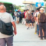 Colas para coger el autobus en el intercambiador provisional de Cuatro Vientos