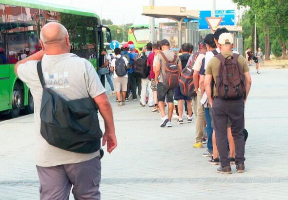 Colas para coger el autobus en el intercambiador provisional de Cuatro Vientos
