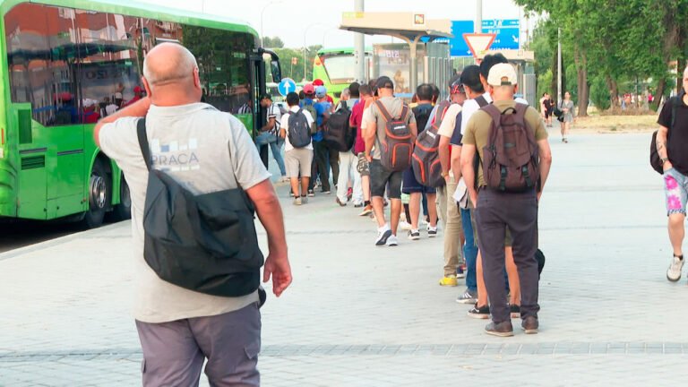 Colas para coger el autobus en el intercambiador provisional de Cuatro Vientos