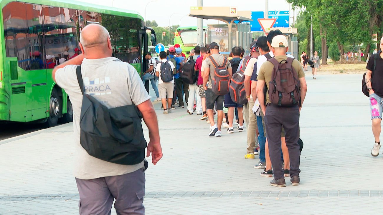 Colas para coger el autobus en el intercambiador provisional de Cuatro Vientos