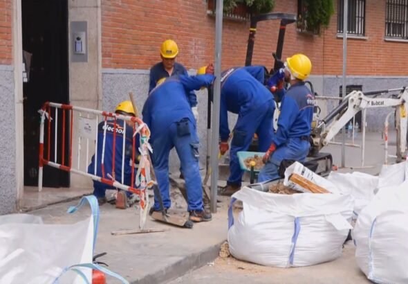 Móstoles controla un incendio y deflagración de gas en la calle Mariblanca 21