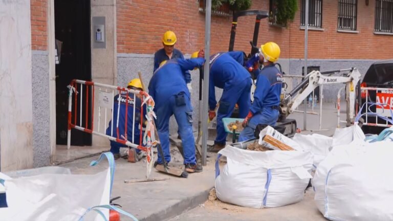 Móstoles controla un incendio y deflagración de gas en la calle Mariblanca 21