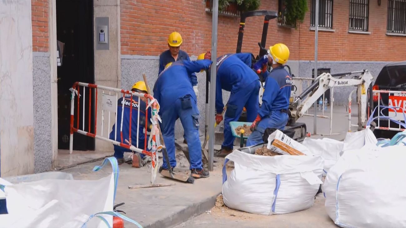 Móstoles controla un incendio y deflagración de gas en la calle Mariblanca 21