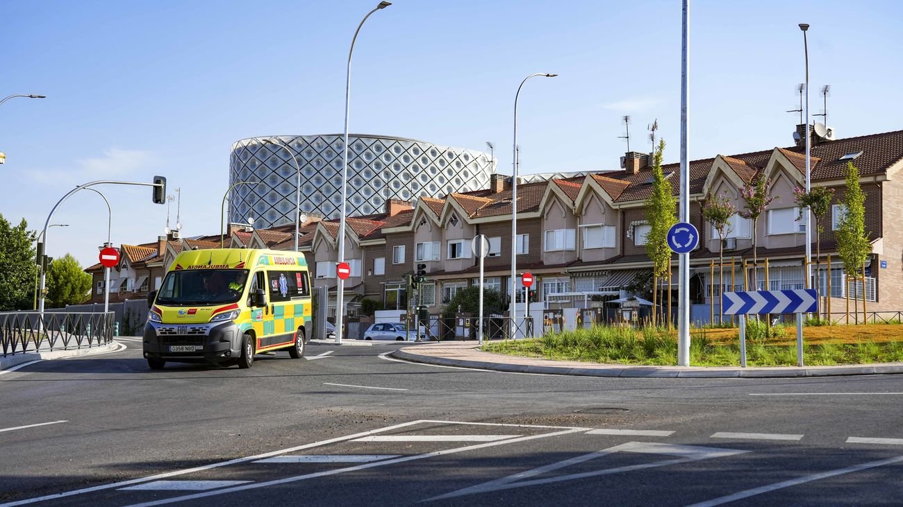 Una ambulancia gira en la nueva rotonda de acceso al hospital de Móstoles
