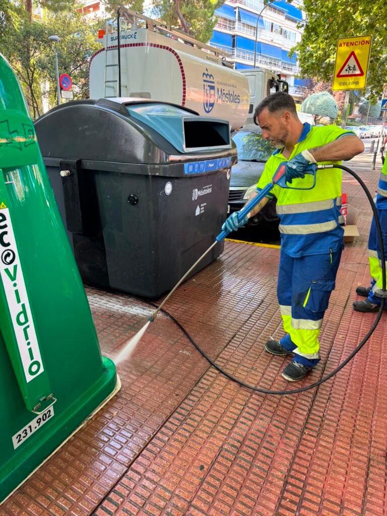 El Ayuntamiento de Móstoles intensifica la limpieza en el barrio de Estoril II para mejorar espacios públicos