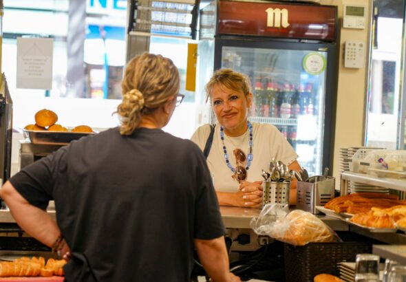 Móstoles impulsa el comercio local con la visita del alcalde a diversos establecimientos