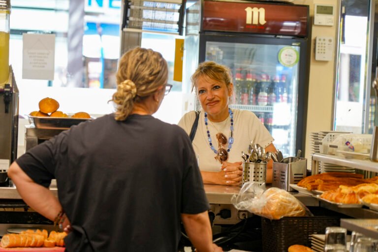 Móstoles impulsa el comercio local con la visita del alcalde a diversos establecimientos