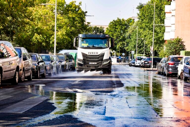 Móstoles intensifica la limpieza en el barrio de Felipe II para mejorar la ciudad