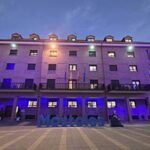 Móstoles ilumina su ayuntamiento de azul y verde en apoyo al Día Mundial de la Retina