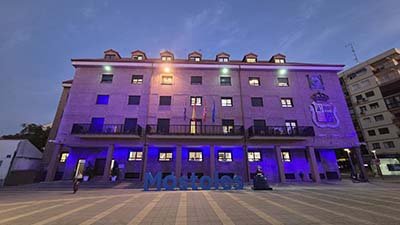 Móstoles ilumina su ayuntamiento de azul y verde en apoyo al Día Mundial de la Retina