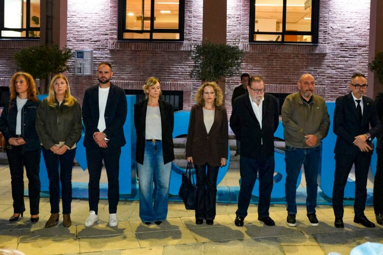 Móstoles suspende su agenda municipal y rinde homenaje a las víctimas del accidente ferroviario